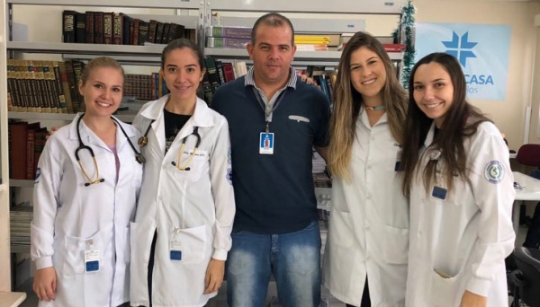 André Mascaro, analista de ensino da Santa Casa de São Carlos, ladeado pelas alunas do curso de medicina da UniFAI (Foto: Arquivo Pessoal).