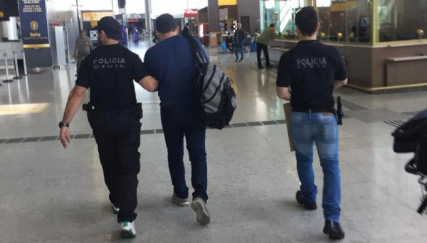 PolÃcia Civil de Teodoro Sampaio cumpre mandado de prisão de Joivaldo Thoyse Borges da Silva no Aeroporto de Guarulhos (Foto: Cedida/Deinter 8).