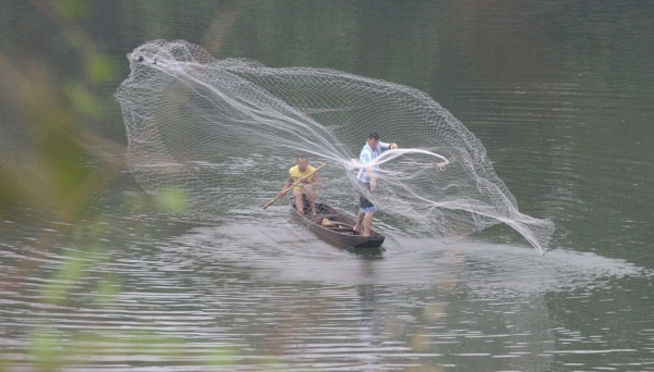 Em muitos casos as horas de lazer de muitos pescadores amadores são interrompidas por pescadores embarcados que capturam indiscriminadamente com apetrechos de pesca proibidos (Imagem: Ilustração).
