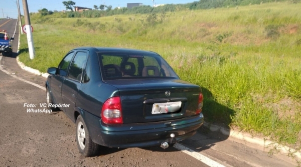 Carro usado na fuga pelo homem que tentou matar a mulher a tiros (Reprodução/Visão Notícias).