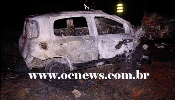 Acidente envolve três veículos e um pega fogo na SP?425 (Foto: Ocnews).