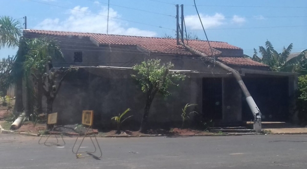 Poste caiu sobre uma casa em Flórida Paulista (Foto: Nilson Roberto Nogueira/Cedida/G1).