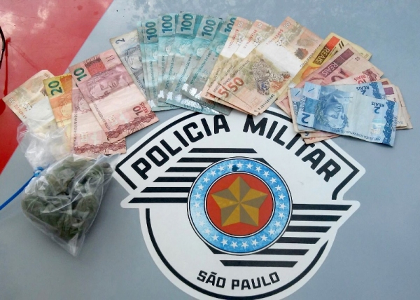 Menores foram surpreendidos pelos Policiais Militares com maconha e quase R$ 1 mil em dinheiro, na Estação Recreio (Foto: Cedida/Polícia Militar).