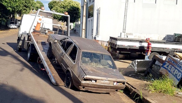 Veículos abandonados em via pública começaram a ser removidos pela Prefeitura (Foto: Cedida).