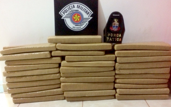 PolÃcia Militar prende traficantes e apreende 61 tijolos de maconha, que pesaram 75,226 quilos (Foto: Cedida/PM).