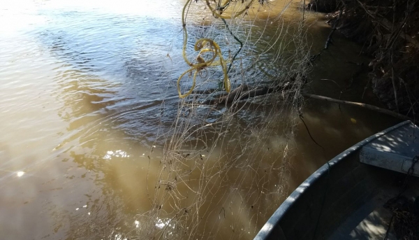 Pescadores foram autuados pelo uso de petrechos de pesca não autorizados (Foto: Cedida/Polícia Ambiental).
