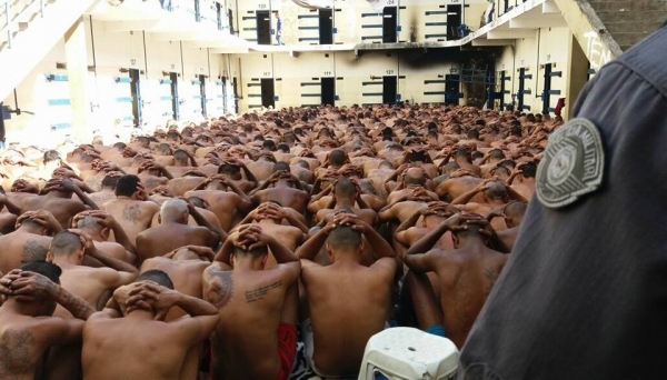 Contagem dos presos, após rebelião, na Penitenciária de Lucélia (Fotos: Reprodução/Blog Fábio Jabá).