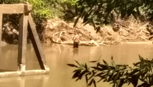 Flagrante da Polícia Ambiental foi no Rio Aguapeí, altura da ponte da divina Adamantina/Valparaíso (Foto: Cedida/Policia Ambiental).