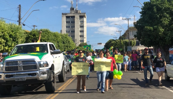 Manifestação em apoio à greve dos caminhoneiros na tarde desta segunda-feira, em Lucélia (Foto: Cedida/Marcelo Mota).