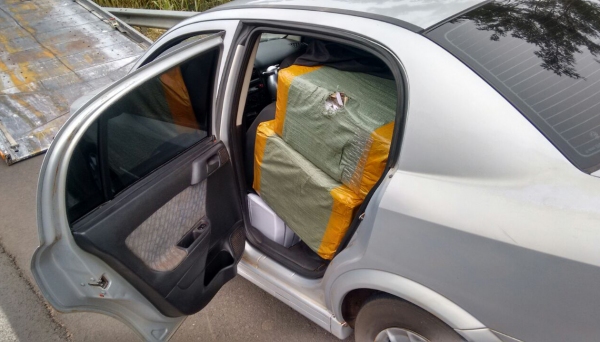 Carga com 9.390 relógios de pulso de diversas marcas e modelos, mais 4 pneus de automóveis novos, foi encontrada no interior de carro envolvido em acidente (Foto: Cedida/PM Rodoviária).