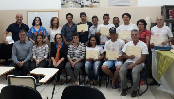 Entrega de certificados para alunos do curso de assentador de pisos e azulejos (Da Assessoria)