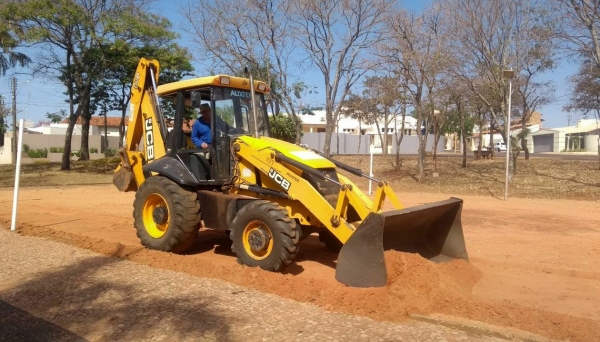 Quadra de areia na Praça José Parrila recebe melhorias. Quadras do Parque dos Pioneiros também serão beneficiadas (Foto: Cedida/Selar).