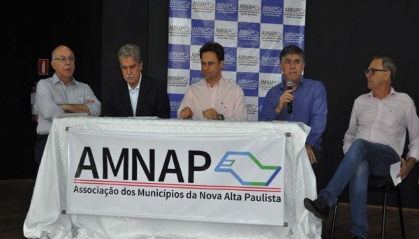 Mesa oficial de abertura dos trabalhos, no I Fórum Regional da Agricultura (Foto: Assessoria de Imprensa).