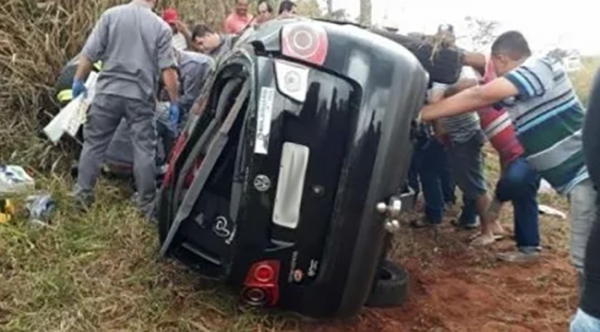 Carro perdeu o controle de direção após motorista tentar desviar de cachorro, na SP-294 (Reprodução/OCNET).