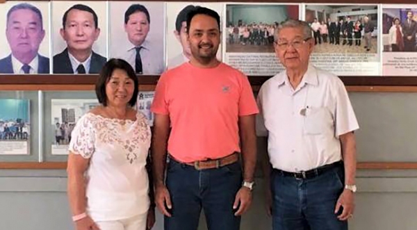 O engenheiro agrônomo Willian Endo Borim ladeado por Noriko Saito e Yuske Miyamura (Foto: Cedida).