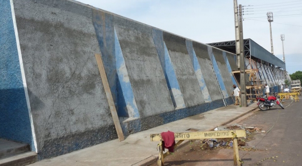 Reeducandos do Centro de Progressão Penitenciária de Pacaembu fazem melhorias finais no Estádio Municipal de Adamantina (Foto: Selar).