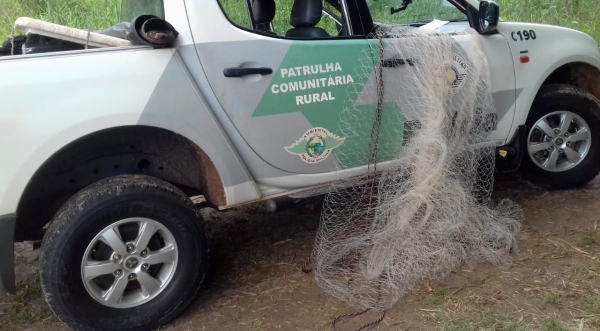 Tarrafa usada na pesca de arrasto no Rio Aguapeí, apreendida pela Polícia Militar Ambiental (Foto: Cedida/PM Ambiental).