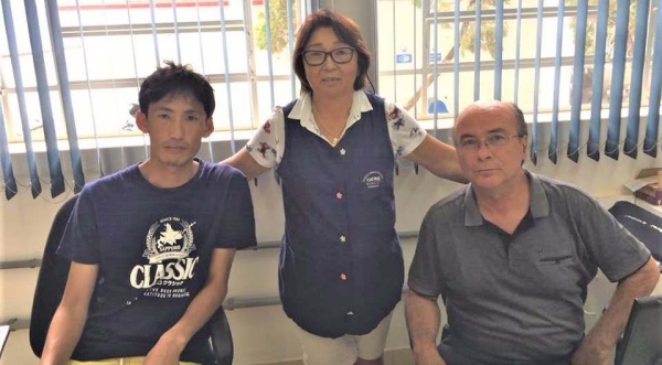 Presidente da ACREA, Noriko Saito, com o voluntário Taro Miyazaki que participa de um projeto esportivo em Adamantina em parceria com o Governo Japonês, e o pró-reitor de pesquisa da UniFai, Prof. Dr. José Aparecido dos Santos (Cedida)
