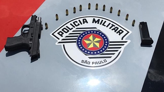 Arma e munições encontradas com homem agressor, em Lucélia (Foto: Cedida/PM).