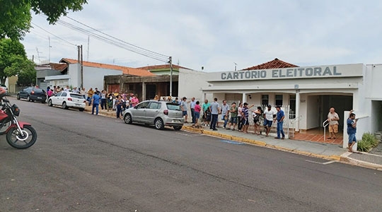 Eleitores deixam para última hora: fila no Cartório Eleitoral de Adamantina antes mesmo de sua abertura, conforme registro às 8h20 da manhã desta quinta-feira (19). Local funciona das 9h às 18h (Foto: Maikon Moraes/Siga Mais).