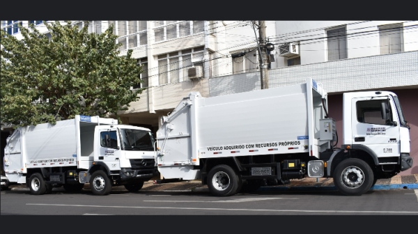 Prefeitura de Adamantina adquire dois caminhões para coleta de lixo com recursos próprios (Da Assessoria).