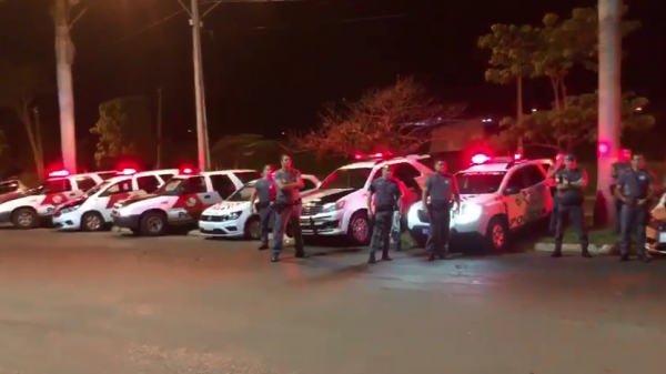 Mobilização realizada no trevo de Adamantina para o retorno dos policiais (Reprodução).