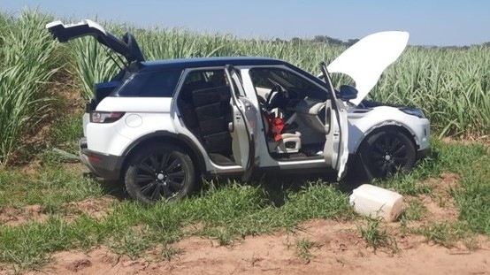 Range Rover Evoque foi abandonada após perseguição policial, e levava carregamento de maconha (Divulgação/Polícia Militar).