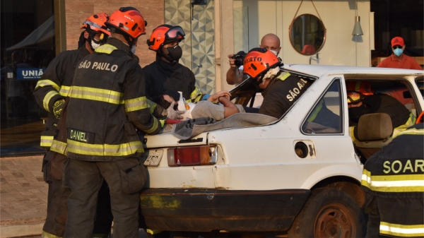 Corpo de Bombeiros de Adamantina atuaram no resgate às vítimas (Foto: Divulgação/PMA).
