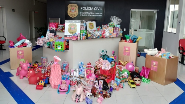 Brinquedos arrecadados vão atender mais de 400 crianças (Divulgação/Polícia Civil).