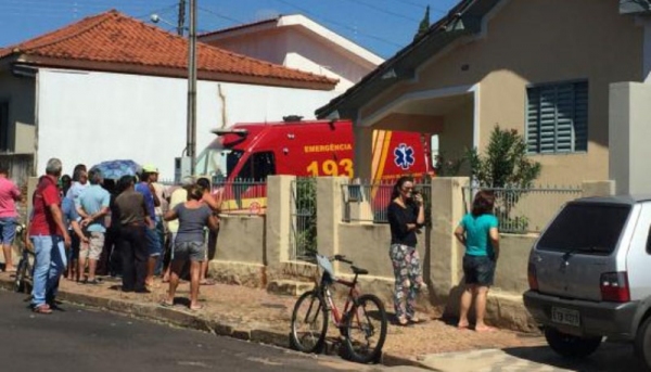Idosa foi retirada do poço por volta do meio dia, pelo Corpo de Bombeiros de Osvaldo Cruz (Foto: Giuliano Panvéchio/Reprodução/Site OCNet).