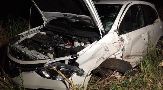 VeÃculo Toyota Etios danificado após o acidente (Fotos: Rafael Massarotte/Folha Regional).
