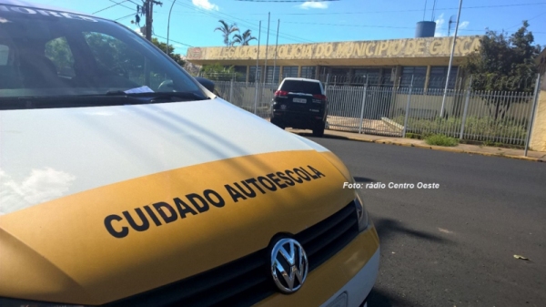 Instrutores de auto-escola foram alvo de operação do Detran e encaminhados à Delegacia de Polícia de Garça Foto (Reprodução/Rádio Centro Oeste / Garça).
