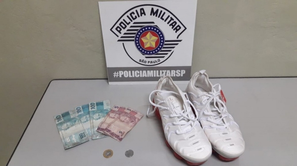 Tênis comprado com dinheiro de furto e parte do dinheiro, recuperados pela PolÃcia Militar (Foto: Cedida/PM).