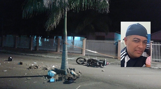 Acidente com colisão de moto em canteiro central provocou a morte do motociclista Jhonis Pereira da Silva, de 29 anos (Foto: Rádio Metrópole / Portal Metrópole / Cristiano Nascimento.)