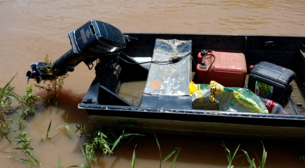 Novo flagrante de pesca irregular nas proximidades da cachoeira do Salto Botelho, em Lucélia, resultou na apreensão de embarcação e motor de popa (Foto: Cedida/PM Ambiental).
