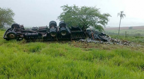 Por motivos a apurar, caminhão saiu da pista e tombou na Rodovia Comandante João Ribeiro de Barros (Fotos: João Mário Trentini/Reprodução Bastos Já).