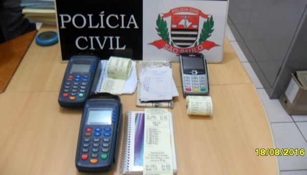 Maquineta e pules de jogo do bicho foram apreendidos pela Polícia Civil em Adamantina e Pacaembu (Foto: Polícia Civil/Deinter 8).