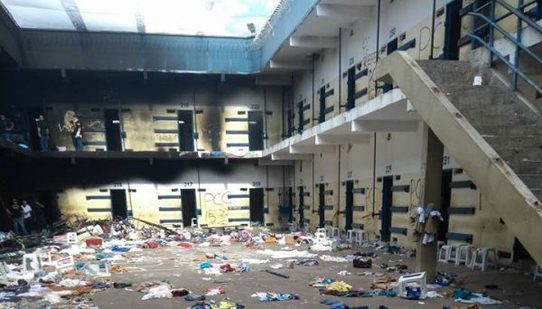 Estrutura destruída na Penitenciária de Lucélia, após rebelião dos detentos (Reprodução: Blog Fábio Jabá).