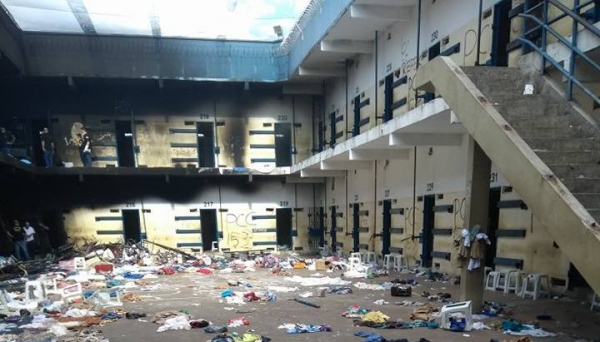 Estrutura destruída na Penitenciária de Lucélia, após rebelião dos detentos (Reprodução: Blog Fábio Jabá).