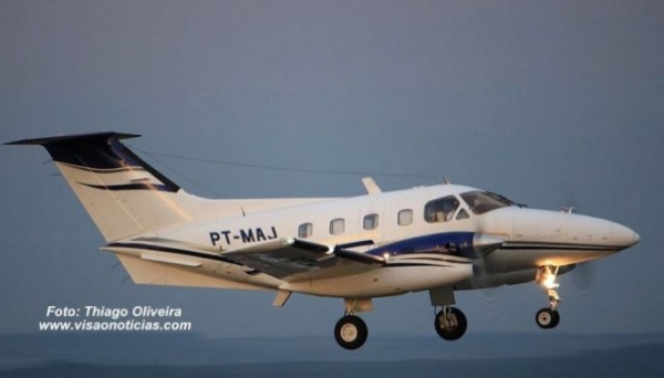 A aeronave modelo Xingu decola do aeroporto de Marília após passar pelos reparos. Artistas seguiram viagem em outro avião (Fotos: Thiago Oliveira/Visão Notícias).