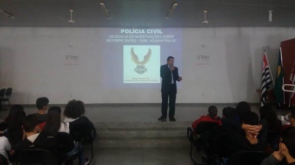 Delegado Ricardo Dourado dos Santos leva palestra sobre drogas a estudantes de escola pública (Foto: Cedida/PolÃcia Civil).