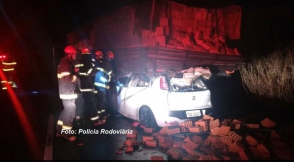 Carro colidiu na traseira de caminhão, na SP-294. Motorista do carro não resistiu e morreu (Foto: Polícia Rodoviária/Reprodução Visão Notícias).