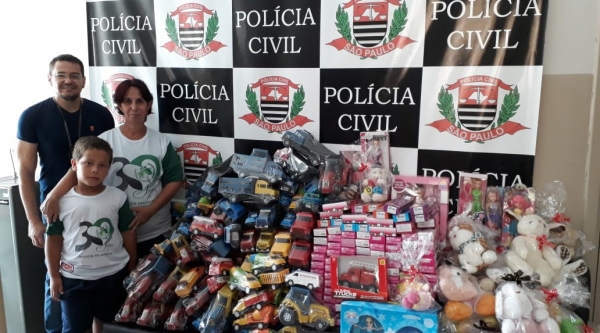 Brinquedos arrecadados entre os policiais civis de Pacaembu foram doados à Pastoral da Criança da cidade (Foto: Deinter).
