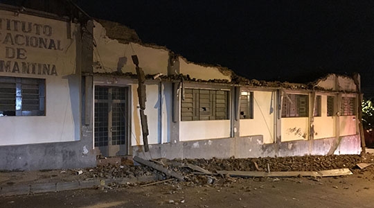 Maior parte dos escombros caiu para a área interna. Na área externa, estragos mais visíveis estão na face do prédio voltada à Alameda Santa Cruz (Fotos: Maikon Moraes/Siga Mais).