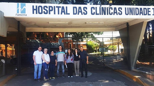 Secretário municipal de saúde de Adamantina, Gustavo Taniguchi Rufino, e sua equipe, no Hospital das Clínicas da Faculdade de Medicina de Marília/HCFAMEMA (Fotos: Famema).