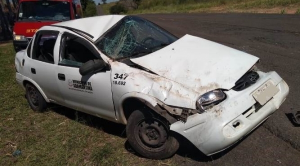 GM Corsa, da frota municipal, ficou completamente destruÃdo após capotamento (Reprodução: Adamantinanet).