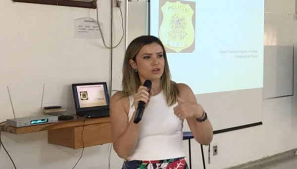 Delegada Laíza Fernanda Rigatto Andrade fala para estudantes da Etec Engenheiro Herval Bellusci (Foto: Policia Civil).