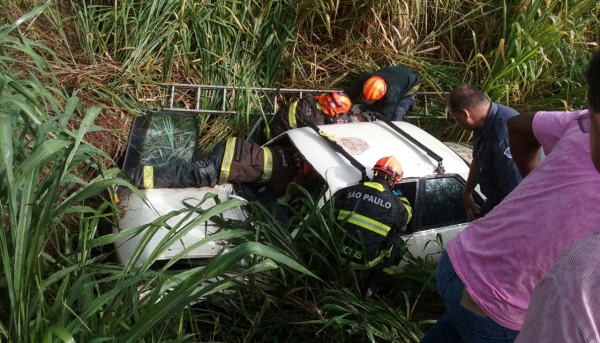 Motorista ficou preso às ferragens, na queda em ribanceira, na tarde desta quarta-feira, em trecho da vicinal Adamantina/Lucélia (Foto: Cedida).