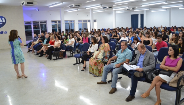 Psiquiatra Kátia Burle dos Santos Guimarães, membro do Conselho Regional de Medicina do estado de São Paulo (Cremesp), apresenta os resultados do Desafio Psiquiátrico Câmara de Violência em Escolas Médicas (Foto: Priscila Caldeira).