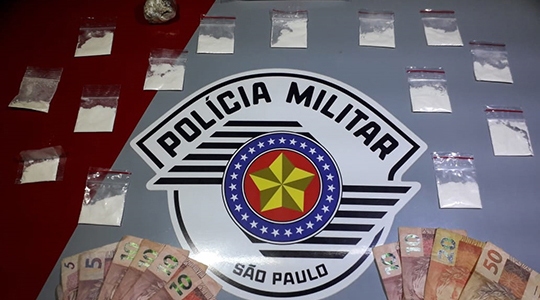 Droga e dinheiro apreendidos com casal. A droga era vendida pelo whatsapp e entregue em domicÃlio (Foto: Cedida/PM).